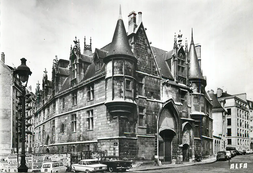 Hôtel de ville van Dijon — uitzicht op de gotische gevel — ALFA - Voorkant